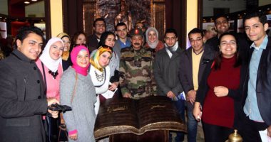 بالصور.. تعرف على سبب الزحام الشديد على جناح وزارة الدفاع بمعرض الكتاب