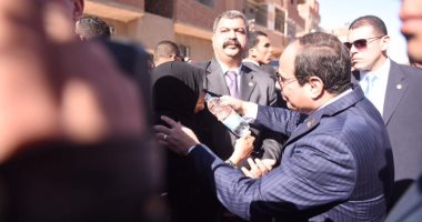 بالفيديو.. الرئيس السيسى يوقف موكبه بأسوان لسماع شكوى مسنة ويسقيها المياه