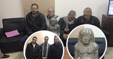 بالصور.. بعد إخفائه 3 سنوات خوفا من فشل بيعه أو القبض عليهم.. ضابط شرطة ينتحل صفة تاجر آثار ويحبط بيع تمثال فرعونى.. المتهمون طلبوا من رئيس المباحث 16 مليون دولار ثمنا.. والأمن يضبطهم متلبسين