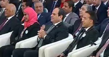 السيسي لأحد المشاركين بمؤتمر الشباب: قانون ترسيم المحافظات فى ذمة البرلمان