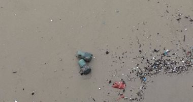 ننشر صور ألغام ألقتها أمواج البحر المتوسط على سواحل "تل أبيب"