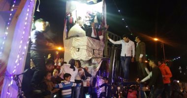 على طريقة فيلم "عايز حقى".. شاهد زفة عروسين فى سيارة نقل بشبرا الخيمة 