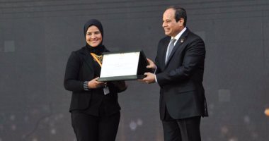 بالصور.. الرئيس السيسى يكرم 8 شباب فى ختام فعاليات المؤتمر الوطنى بأسوان