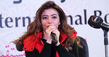 بالصور.. غادة رجب تبدأ ندوتها بمعرض الكتاب بنشيد "بلادى"