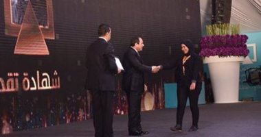 "لقاء" أول فتاة ميكانيكى بالأقصر: تمنيت وجود والدى أثناء تكريمى من الرئيس