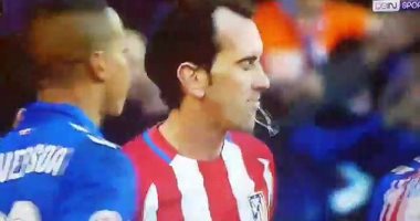 شاهد..واقعة بصق مثيرة للاشمئزاز فى مواجهة أتلتيكو مدريد وألافيس