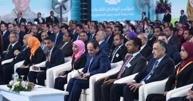 السيسي لأحد القائمين على تنظيم مؤتمر الشباب: "أنا بخير طول ما مصر بخير"