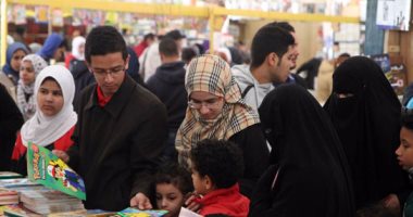 إقبال كبير من المواطنين على معرض القاهرة الدولى للكتاب فى يومه الثالث 