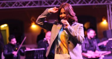 شيرين عبد الوهاب تمازح شابا من جمهورها فى حفل طابا وتعرض عليه الزواج