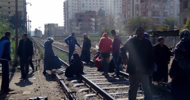 بالصور..تجمهر قاطنى مساكن سكك حديد كفرالشيخ على القضبان اعتراضا على طردهم