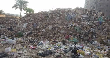 "القمامة" تهدد الطريق الدائرى بالجيزة والروائح الكريهة تحاصر الأهالى.. خبير: حرق القمامة يسبب تآكل خرسانة الكوبرى ويقلل من عمره الافتراضى.. والمسئولون: نحتاج 10 سيارات أسبوعيا لرفع تراكم سنوات