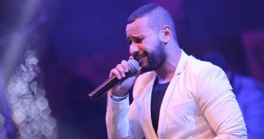 بالصور.. المغربى محمد الريفى يغنى "مكتوب علينا" لايف لأول مرة بمهرجان طابا