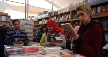 بالفيديو والصور.. زوار معرض الكتاب يواصلون الإقبال فى رابع أيامه