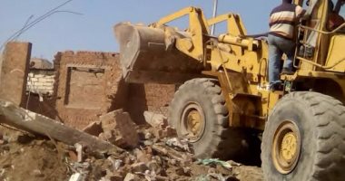 حى غرب الإسكندرية يشن حملة لإزالة تعديات أرض النادى الرياضى 