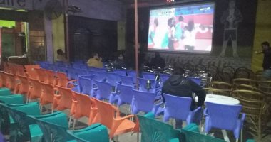 بالصور.. كافيهات السويس تتحول لمدرجات استعداداً للقاء مصر والمغرب