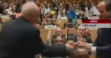 بالفيديو..القمة الأفريقية بأديس أبابا تكرم عالما مصريا ..والرئيس السيسى يهنئه