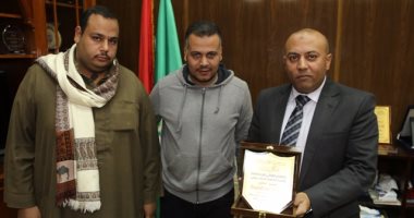 قرية شما تهدى درعاً لمحافظ المنوفية تكريماً له