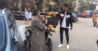 ريكو يلتقط صورة مع بائع بطاطا عقب مران الزمالك