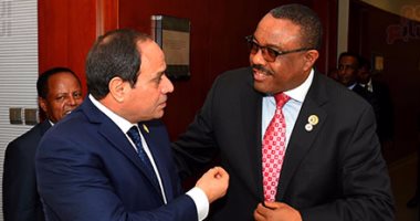 بالصور.. رئيس وزراء إثيوبيا يبادر بالذهاب لمصافحة السيسي بقاعة القمة الأفريقية