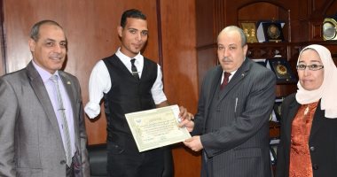 جامعة السادات تكرم صاحب المركز الأول بماراثون فى أسوان
