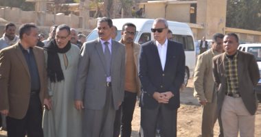 محافظ قنا يجرى جولة تفقدية بمركزى نجع حمادى وفرشوط
