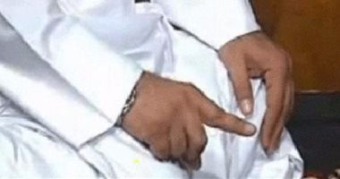 تعرف على رأى الأئمة الأربعة فى الإشارة بالإصبع أثناء التشهد بالصلاة