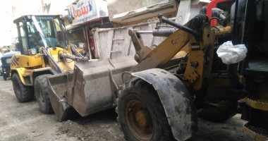 بالصور.. رفع الإشغالات بشارع الإمام الغزالى فى إمبابة