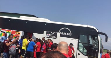 بالصور.. عصام الحضرى يخطف الأنظار فى مطار ليبرافيل
