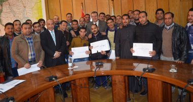 وزير القوى العاملة يسلم 25 عاملا عقود عمل بالكويت