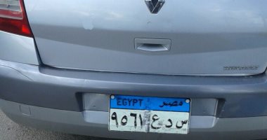 قارئ يرصد سيارة بلوحات معدنية أحد أرقامها مطموسة بطريق إسكندرية الصحراوى
