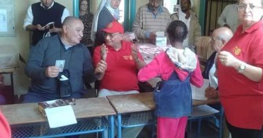 بالصور ..قافلة طبية تجرى مسحا طبياً لـ 150 طالب بمرسى علم