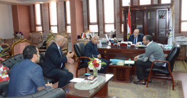 محافظ بنى سويف يلتقى مستشار وزير الاسكان لمراجعة منظومة الصرف بكوم أبو راضى
