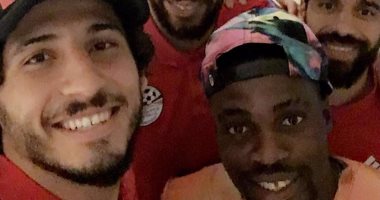 إيفونا ينشر صورته مع لاعبى الأهلى بالمنتخب الوطنى: "عائلتى.. حظا سعيد"