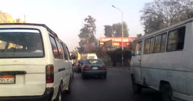 زحام مرورى بمحور الثورة فى مصر الجديدة بسبب كسر ماسورة مياه 