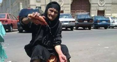 بالصور.. "سيدة البطاطا" بعابدين عمرها 80 عامًا وتعول 8 أيتام
