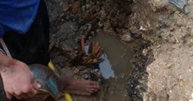 بالصور.. شكوى من تهالك ماسورة مياه فى منطقة عين حلوان