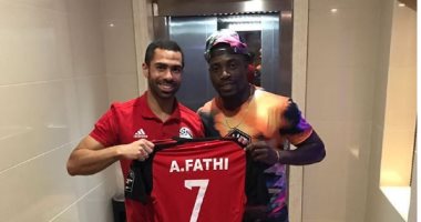 أحمد فتحى يهدى إيفونا تى شيرت المنتخب ويعلق :أفضل أخ و صديق