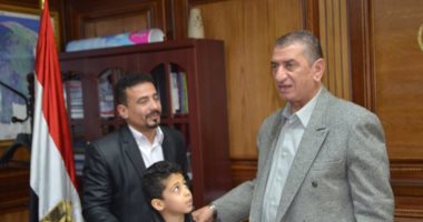 بالصور.. محافظ كفر الشيخ يكرم أصغر راقص تنوره يشارك فى مؤتمر الشباب
