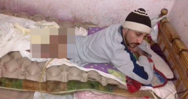 شاب "صعيدى"مصاب بالشلل يبحث عن باب رزق يكفيه ذل السؤال