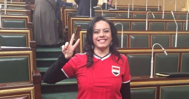 بالصور.. نائبة ترتدى تيشرت المنتخب بالبرلمان: "شدوا حيلكم"