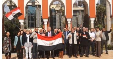 بالفيديو.. السفارة الفرنسية بالقاهرة تشجع منتخب مصر وسفيرها يرفع العلم