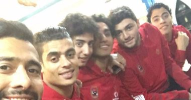 لاعبو الأهلي يشاهدون استعدادات الفراعنة قبل مواجهة الخيول من مطعم الفندق