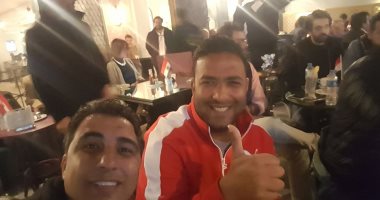 ميدو يتابع مباراة المنتخب وبوركينافاسو على أحد المقاهى 