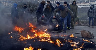 بالصور.. كر وفر بين الشرطة الإسرائيلية ومستوطنين أثناء إخلاء مستوطنة "عمونا"