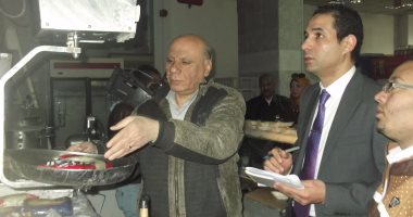 بالصور.. الرقابة الادارية تشن حملة تفتيش على منافذ توزيع السلع بالمنيا