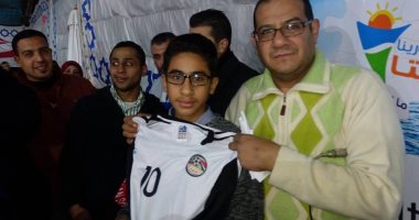 بالصور.. 1000 تيشرت للمنتخب من رئيس البلدية لأعضاء النادى احتفالا بالتأهل
