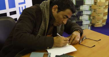 بالصور.. حمدى عبد الرحيم يوقع "قبل بنتًا حزينة" فى معرض القاهرة للكتاب