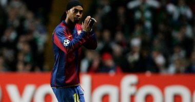 شاهد.. إبداع الساحر رونالدينيو فى مباراة أساطير برشلونة وريال مدريد