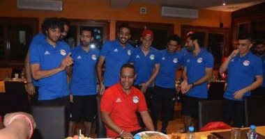 المنتخب يحتفل بعيد ميلاد عامل المهمات قبل مواجهة الكاميرون