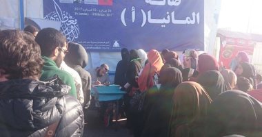 بالصور.. زحام حول سلفى بمعرض الكتاب للحصول على توقيع لكتابه "سلم نفسك"